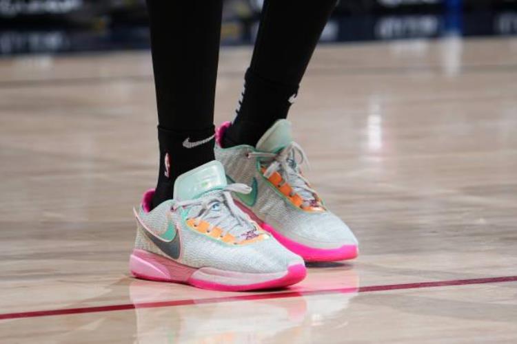 kobe5紫金湖人真假对比「NBA球员上脚杰伦穿Kobe5紫金湖人中国球鞋真的帅」