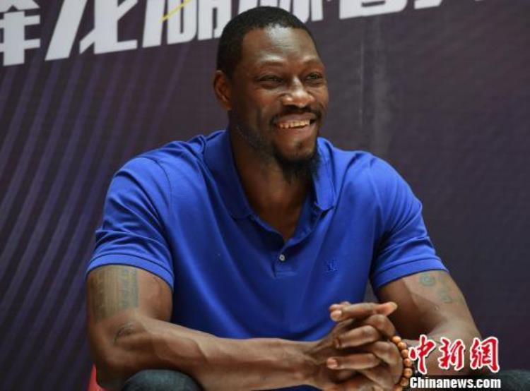 前NBA巨星本华莱士开启中国行帮助贫困儿童圆篮球梦