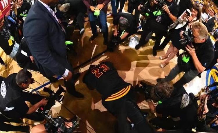 NBA八大感人瞬间韦德敬过往科比拥抱湖人未来老詹逆天改命
