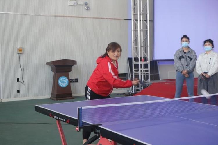 呼图壁县教育局举办当好主人翁建功新时代教职工乒乓球比赛