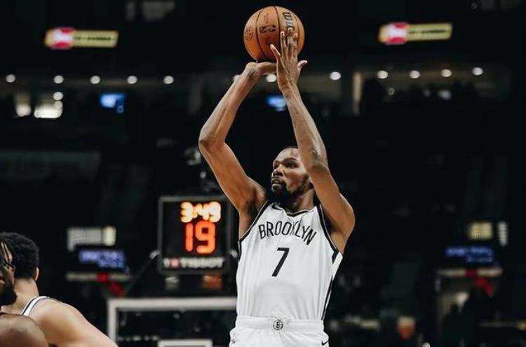 最强NBA全力詹字母哥「每况愈下本赛季五位巅峰不在的巨星字母哥如困兽詹皇已老迈」