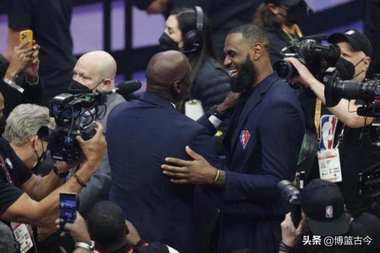 NBA官方75大球星仪式乔丹出场众星捧月第一地位不可动摇