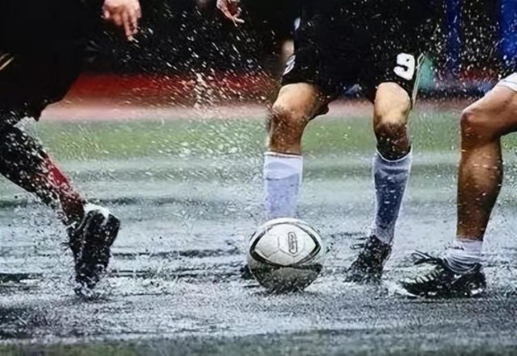 深圳王之者足球下雨天小朋友要不要继续踢足球