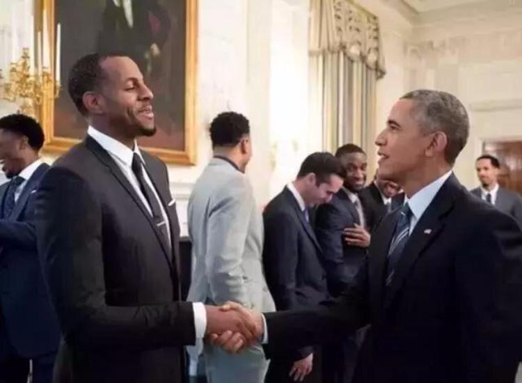 16图看NBA气场强大的男人恩比德合影老大甜瓜霸气抽雪茄