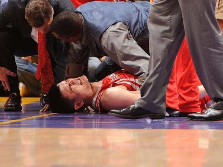 NBA令人泪目10大场面科比跟腱断裂眼眶红润韦德给膝盖敬香槟