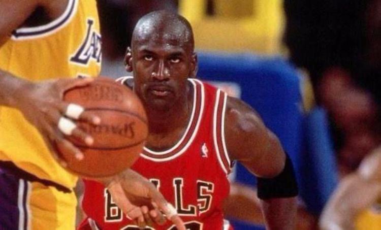 16图看NBA气场强大的男人恩比德合影老大甜瓜霸气抽雪茄