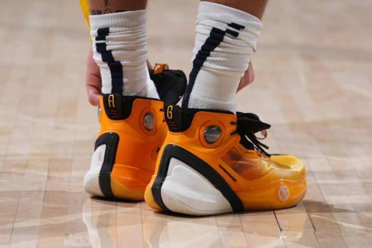 kobe5紫金湖人真假对比「NBA球员上脚杰伦穿Kobe5紫金湖人中国球鞋真的帅」