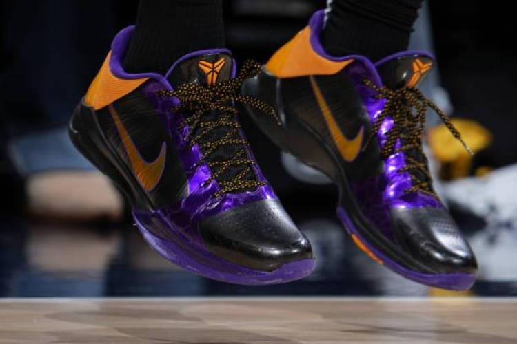 kobe5紫金湖人真假对比「NBA球员上脚杰伦穿Kobe5紫金湖人中国球鞋真的帅」