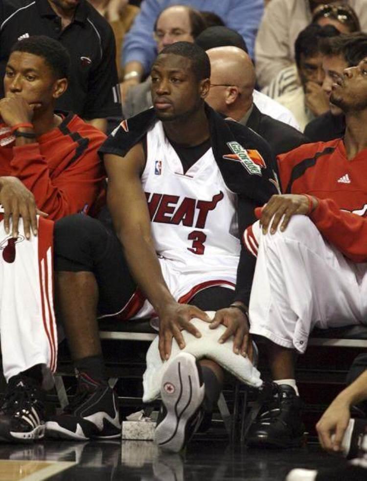 NBA令人泪目10大场面科比跟腱断裂眼眶红润韦德给膝盖敬香槟