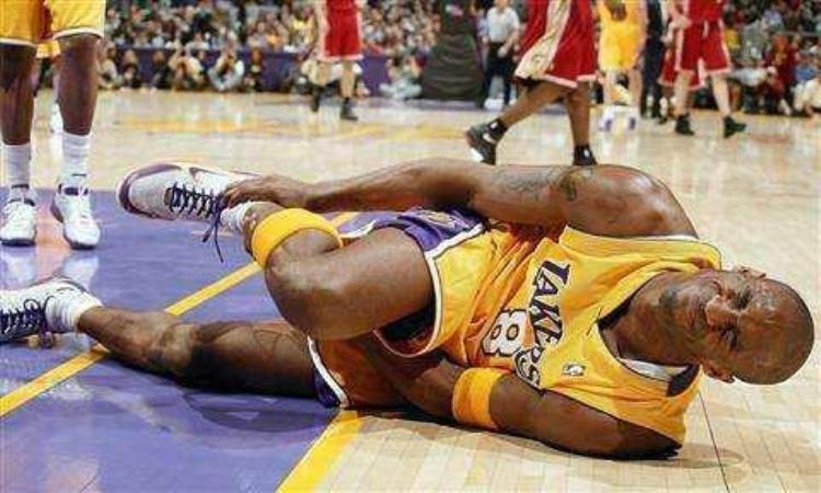 NBA令人泪目10大场面科比跟腱断裂眼眶红润韦德给膝盖敬香槟