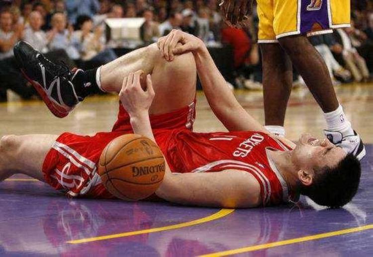 NBA令人泪目10大场面科比跟腱断裂眼眶红润韦德给膝盖敬香槟