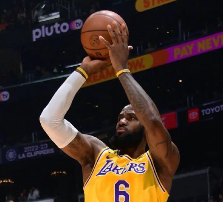 最强NBA全力詹字母哥「每况愈下本赛季五位巅峰不在的巨星字母哥如困兽詹皇已老迈」