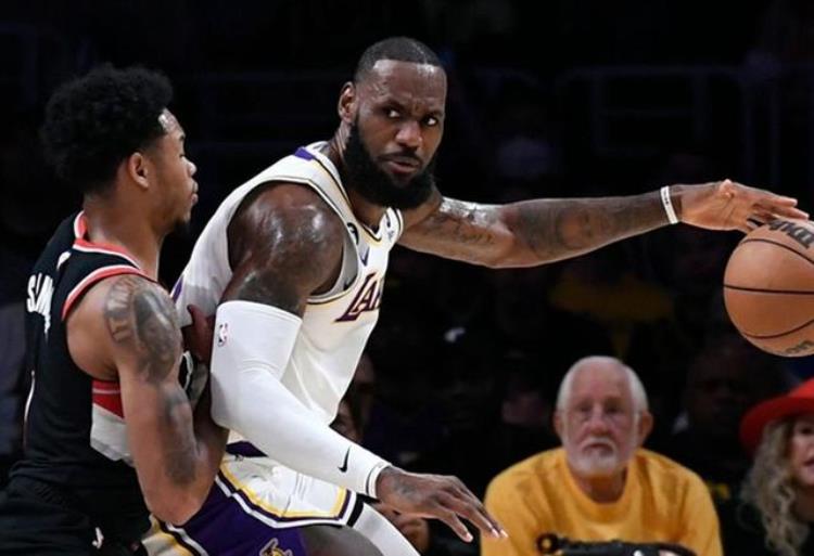 詹姆斯上脚lbj16「詹皇上脚的皮质版LBJ20确认发售还是猛男配色」