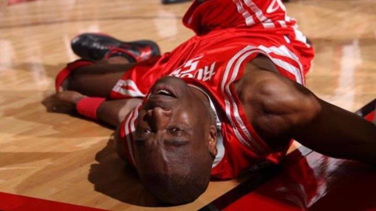 NBA令人泪目10大场面科比跟腱断裂眼眶红润韦德给膝盖敬香槟