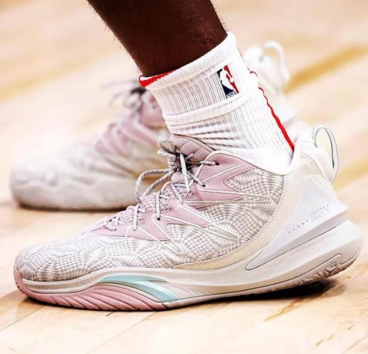 扎克拉文穿的篮球鞋「安踏nba代言人」