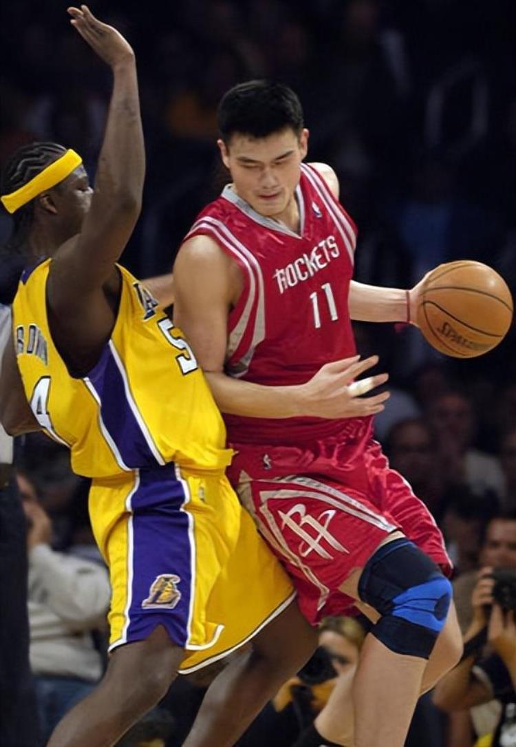 跟奥拉朱旺学脚步的球星「NBA很多球星向奥拉朱旺学习过梦幻脚步那真正学出师有几人」
