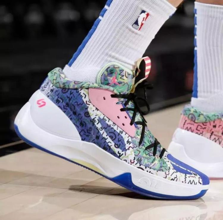 扎克拉文穿的篮球鞋「安踏nba代言人」