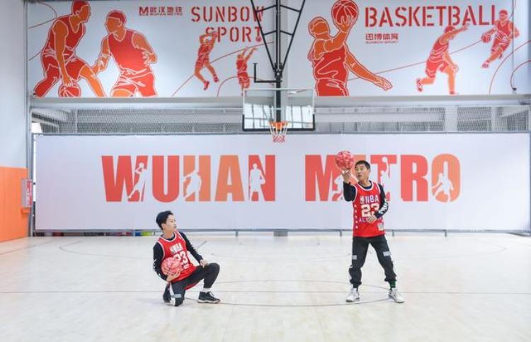 武汉地铁首个体育场馆正式开放还有NBA巨星签名T恤展出