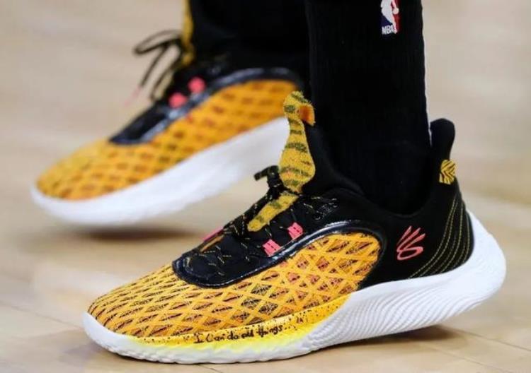 扎克拉文穿的篮球鞋「安踏nba代言人」