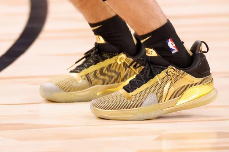安踏和李宁的篮球鞋「NBA球员上脚安踏和李宁的球鞋都有戈登庄神阿德穿新号码」