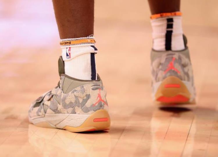 kobe5紫金湖人真假对比「NBA球员上脚杰伦穿Kobe5紫金湖人中国球鞋真的帅」