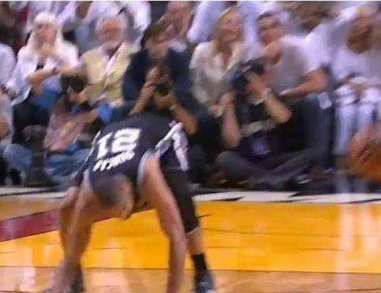 NBA令人泪目10大场面科比跟腱断裂眼眶红润韦德给膝盖敬香槟