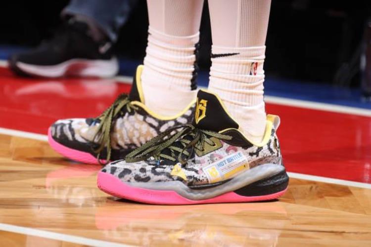 NBA球员上脚克莱穿KT8锦鲤安踏球鞋又多又帅