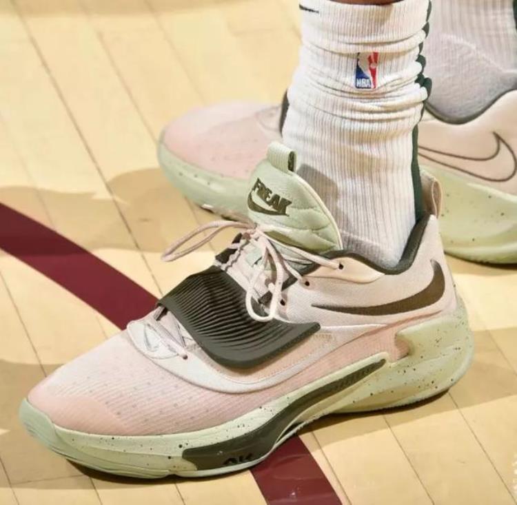 NBA球员上脚塔克拉文致敬科比安踏和李宁的球鞋都有