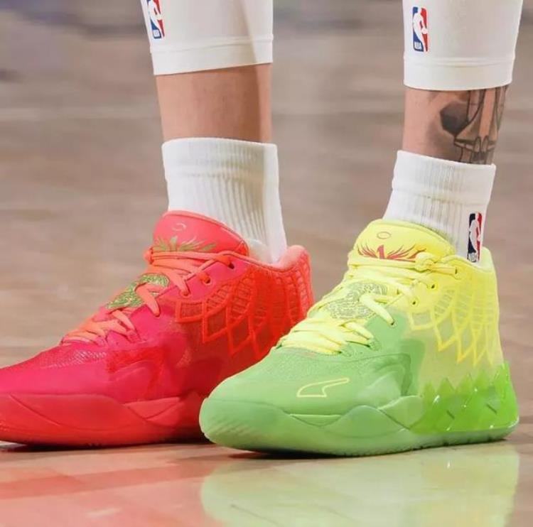 扎克拉文穿的篮球鞋「安踏nba代言人」