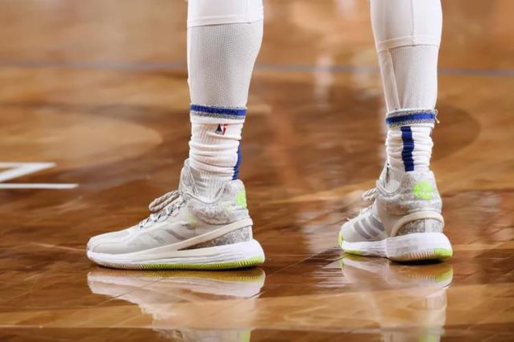安踏和李宁的篮球鞋「NBA球员上脚安踏和李宁的球鞋都有戈登庄神阿德穿新号码」