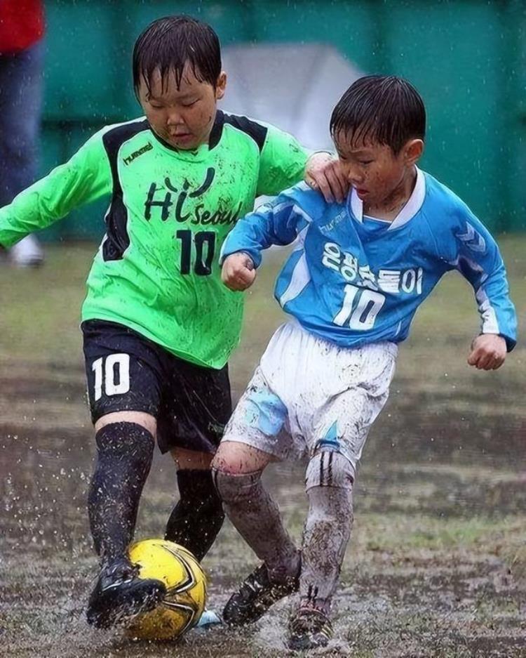 深圳王之者足球下雨天小朋友要不要继续踢足球