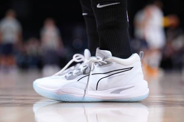 kobe5紫金湖人真假对比「NBA球员上脚杰伦穿Kobe5紫金湖人中国球鞋真的帅」