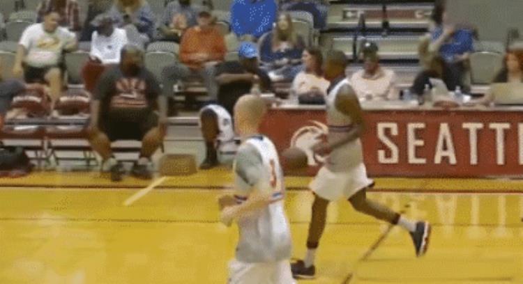 篮球犹豫步过人「NBA球星绝招犹豫步过人只是犹豫了一下就把人给过了」