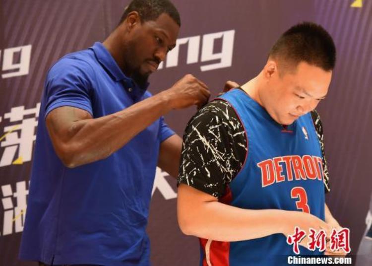 前NBA巨星本华莱士开启中国行帮助贫困儿童圆篮球梦
