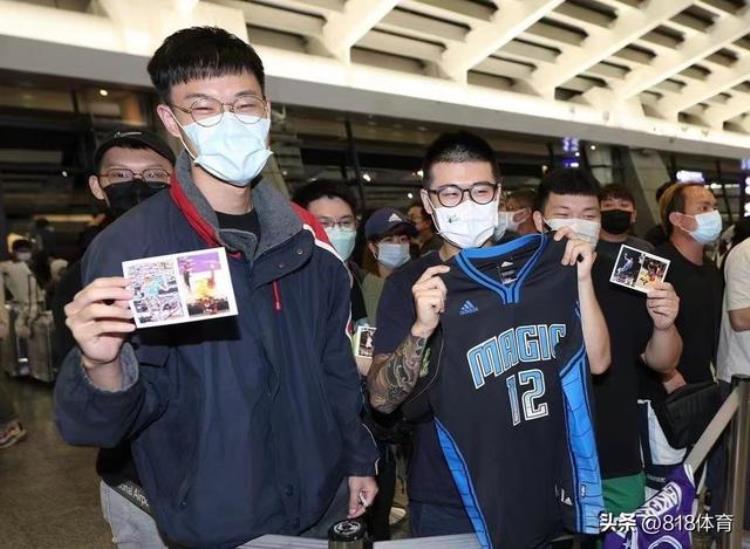拉风!霍华德空降台湾省桃园机场,左拥右抱搂4大空姐,数百球迷接机