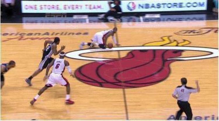 NBA球员救球有多拼命科比落地那刻让人心疼韦德跪地爬行5米
