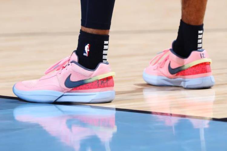 kobe5紫金湖人真假对比「NBA球员上脚杰伦穿Kobe5紫金湖人中国球鞋真的帅」