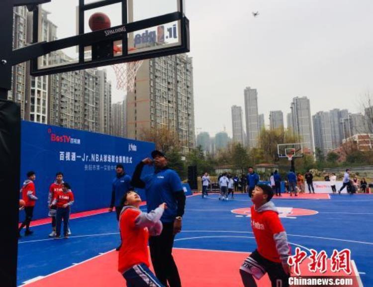 欧文捐赠篮球场在贵州哪里「NBA两球星贵阳见证JrNBA篮球场捐赠传授篮球技巧」