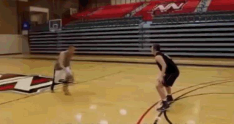 篮球犹豫步过人「NBA球星绝招犹豫步过人只是犹豫了一下就把人给过了」