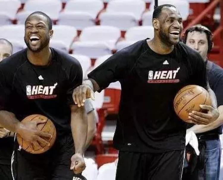 林书豪讨论詹姆斯「狂热球迷林书豪披萨员工詹姆斯NBA巨星被认成路人太尴尬了」