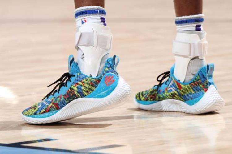 kobe5紫金湖人真假对比「NBA球员上脚杰伦穿Kobe5紫金湖人中国球鞋真的帅」