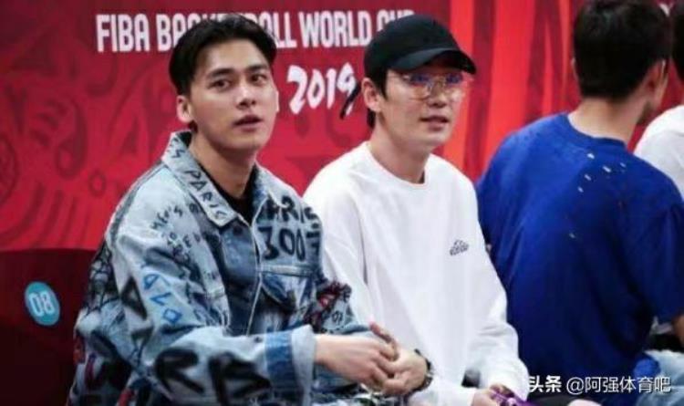 世界杯中国队球员「聚焦世界杯中国队首场比赛场边众多大牌一NBA球星穿中国队服」
