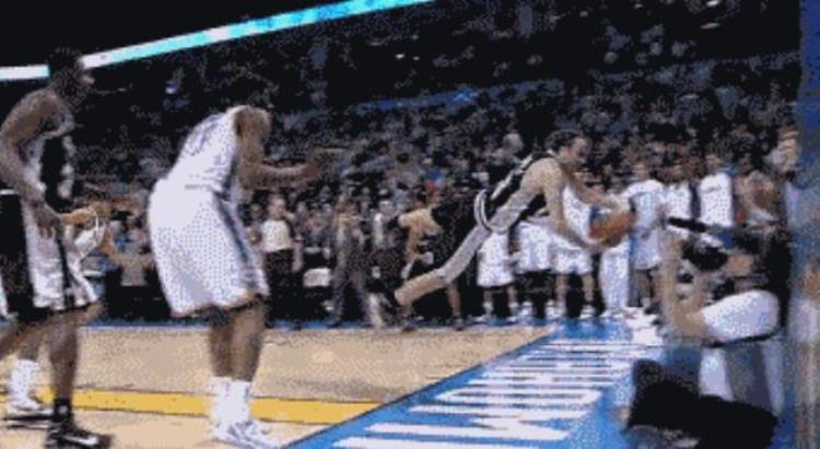 NBA球员救球有多拼命科比落地那刻让人心疼韦德跪地爬行5米