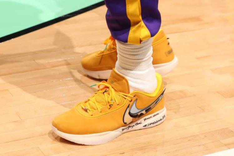 NBA球员上脚克莱穿KT8锦鲤安踏球鞋又多又帅