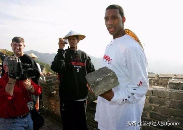 NBA球星登长城照片邓肯穿足力健老人鞋麦迪在长城上搬砖
