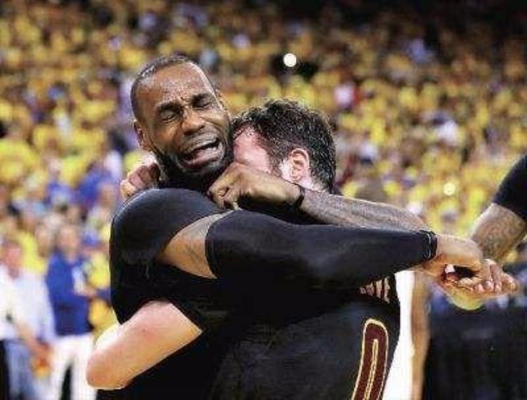乔丹抱着冠军奖杯哭「NBA巨星夺冠后落泪的5个场面詹姆斯兑现诺言乔丹抱着奖杯大哭」
