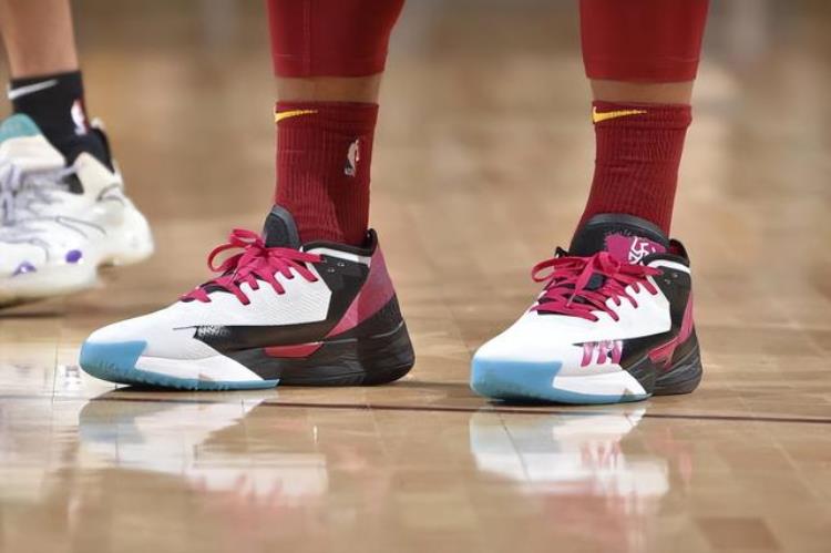NBA球员上脚克莱穿KT8锦鲤安踏球鞋又多又帅