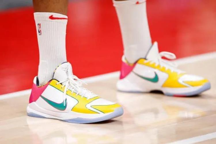 欧文全明星篮球鞋「NBA球员上脚欧文球鞋中国新年配色安踏和匹克都来了」