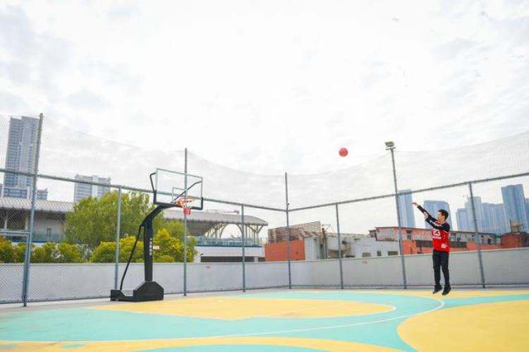武汉地铁首个体育场馆正式开放还有NBA巨星签名T恤展出