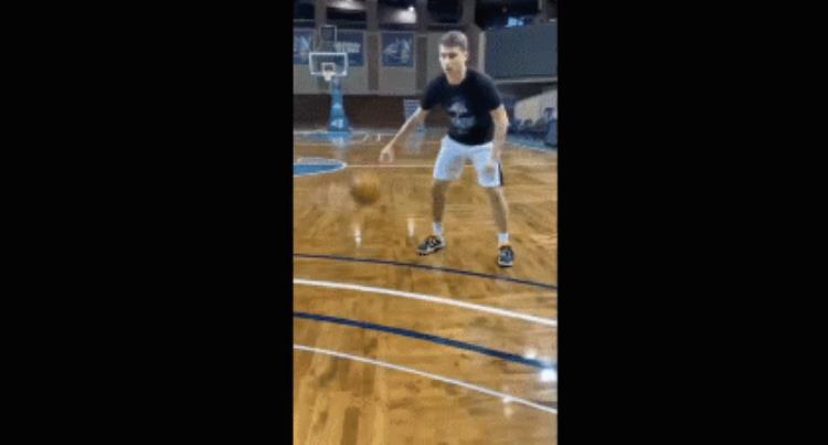 篮球犹豫步过人「NBA球星绝招犹豫步过人只是犹豫了一下就把人给过了」